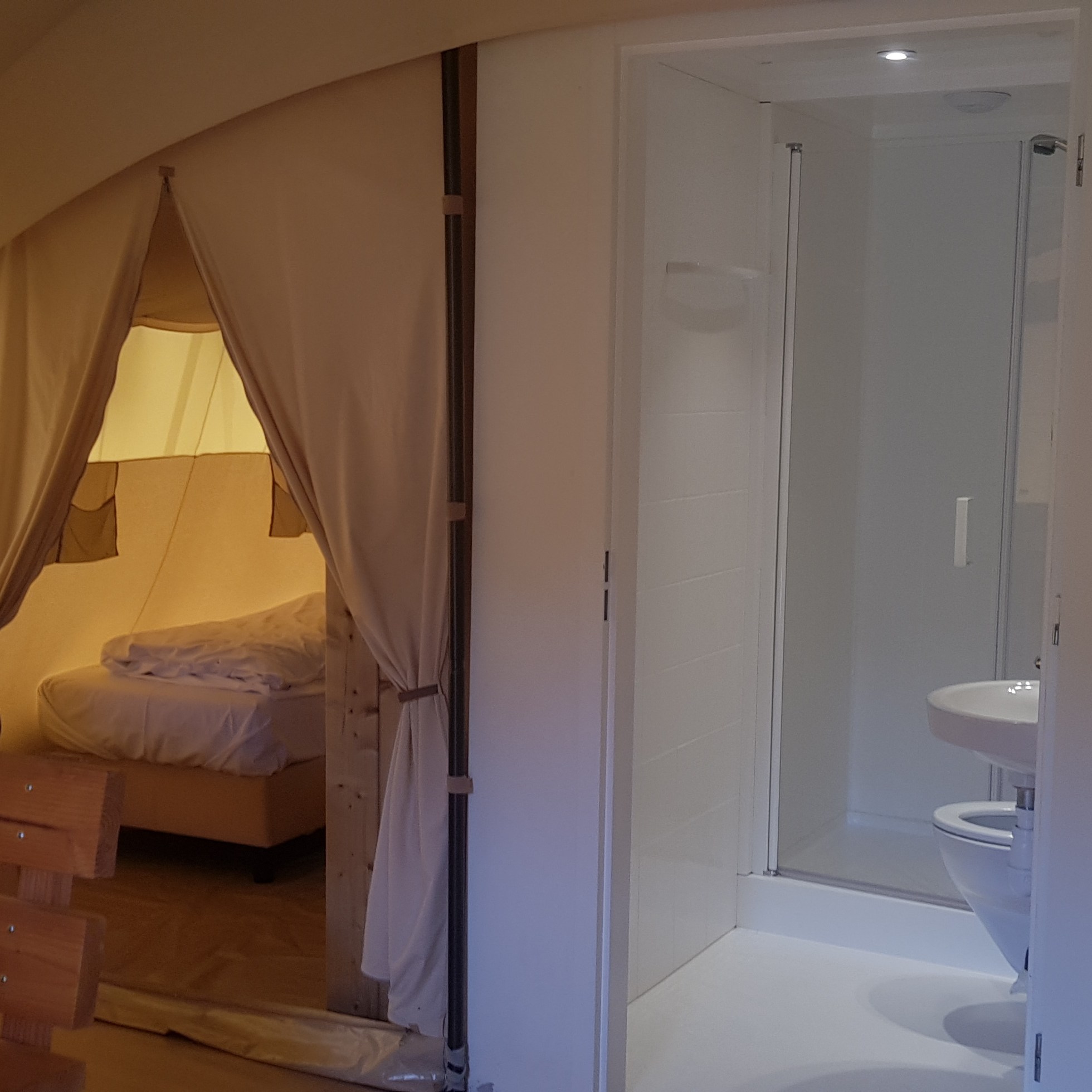 slaapkamer en badkamer yurt camping loodsmansduin